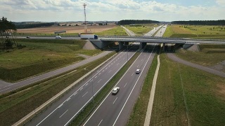 鸟瞰图白色卡车通过繁忙的高速公路立交桥/超速行驶/桥梁。视频素材模板下载
