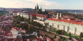 布拉格全景，城市的空中俯瞰，俯瞰布拉格的城市景观，飞过城市，布拉格老城区，布拉格城堡和伏尔塔瓦河，捷克共和国，布拉格