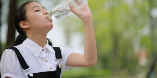 亚洲青少年饮用塑料瓶装的淡水