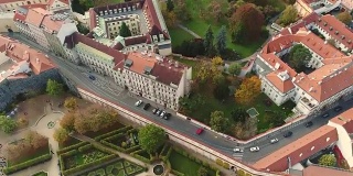 布拉格全景，城市的空中俯瞰，俯瞰布拉格的城市景观，飞过城市，布拉格老城区，布拉格城堡和伏尔塔瓦河，捷克共和国，布拉格