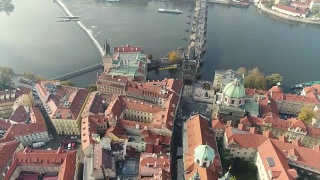 全景从上面的布拉格城堡，城市的空中，从上面看布拉格的城市景观，飞过城市，俯视图，查尔斯桥，伏尔塔瓦河俯视图视频素材模板下载