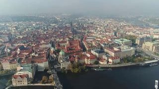 全景从上面的布拉格城堡，城市的空中，从上面看布拉格的城市景观，飞过城市，俯视图，查尔斯桥，伏尔塔瓦河俯视图视频素材模板下载