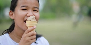 亚洲青少年吃冰淇淋与幸福的情绪