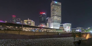 夜间延时拍摄的广场和城市天际线