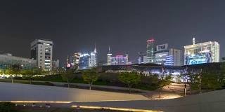 夜间延时拍摄的广场和城市天际线