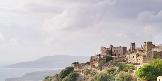 希腊瓦西亚马尼半岛的古老塔屋时光流逝