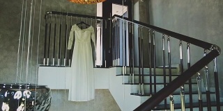 婚纱挂在楼梯上
