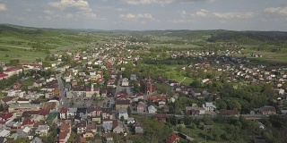 全景鸟瞰。中欧:波兰小镇Kolaczyce坐落在绿色的群山之中。气候温和。无人机或四轴飞行器。