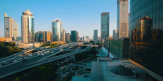 中国北京CBD的高速公路桥梁交通