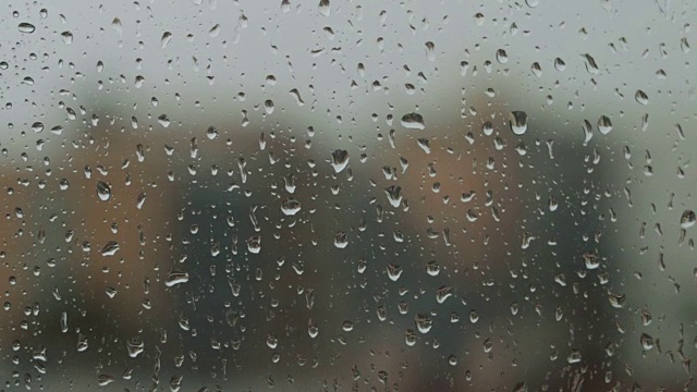 雨天:水滴在窗户上移动