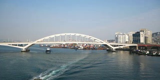 在釜山的釜山大公大桥下航行的船只。