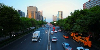 中国北京CBD大街上的汽车行驶