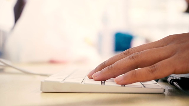 女人在笔记本电脑键盘上打字，特写