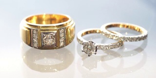 给新娘和新郎的结婚戒指。