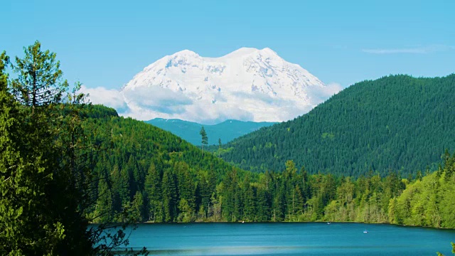 大的山峰观雪山雷尼尔以上森林阳光明媚的春天在矿物湖时间流逝