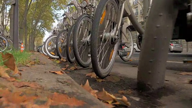 Cycling-friendly城市。法国巴黎街道上的一排自行车停车场