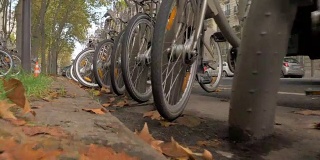 Cycling-friendly城市。法国巴黎街道上的一排自行车停车场
