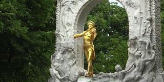 约翰·施特劳斯的镀金青铜纪念碑是维也纳最著名和拍摄频率最高的纪念碑之一。城市公园是维也纳历史遗迹最多的公园。