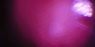 旋转抽象的紫罗兰散景。神奇的光泄漏