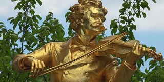 约翰·施特劳斯的镀金青铜纪念碑是维也纳最著名和拍摄频率最高的纪念碑之一。城市公园是维也纳历史遗迹最多的公园。