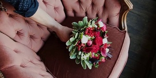 一束新鲜的玫瑰。节日的鲜花束。婚礼上新娘花束。婚礼鲜花
