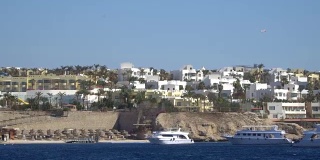 地中海建筑，白色和蓝色海岸建筑