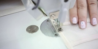 缝纫机的特写，缝线缝。用于缝制优雅婚纱的设备。手工制作的