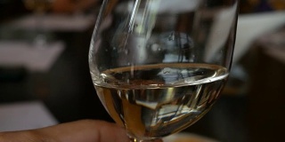 供高档餐厅和餐桌上的葡萄酒品酒用的酒杯。