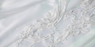 针线特写，绣花图案。用于缝制优雅婚纱的设备。手工制作的