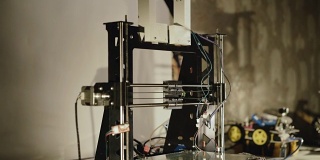 3D打印机用塑料螺纹线圈的安装。FullHD