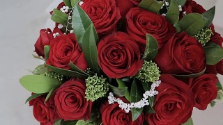 婚礼上的红玫瑰花束视频素材模板下载
