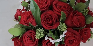 婚礼上的红玫瑰花束