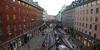 HD:瑞典斯德哥尔摩Normalm的Kungsgatan大街上的车辆