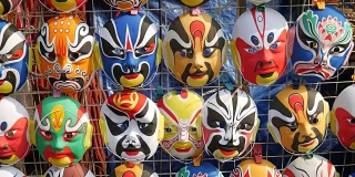 小贩售卖的中国面具。