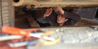 男机械师在车库里修理他的车