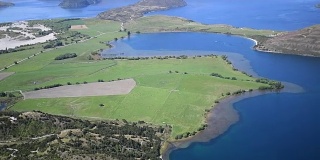 新西兰瓦纳卡湖的直升机视图