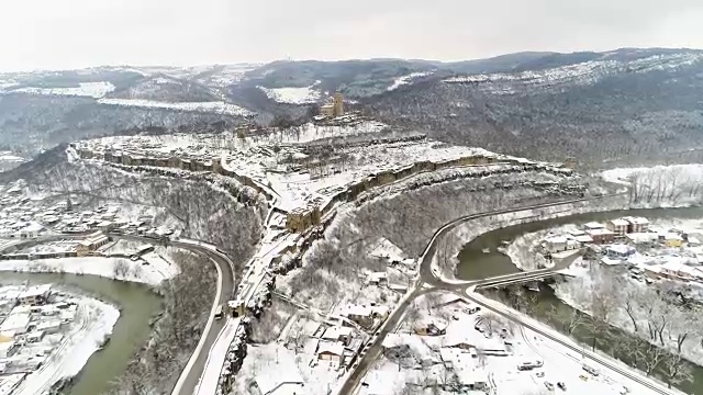 鸟瞰图的城市景观在冬天与白雪覆盖的屋顶和蜿蜒的河床