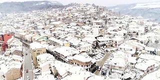 鸟瞰图的城市景观在冬天与白雪覆盖的屋顶和蜿蜒的河床