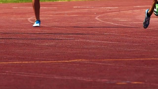男子400米短跑运动员跑曲线视频素材模板下载