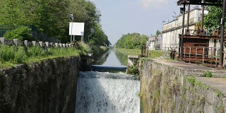 连接米兰市和意大利帕维亚的Naviglio Pavese运河的水闸上瀑布的实时画面