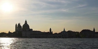 威尼斯的历史建筑，旅游景点，水上旅行，从船上看