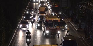 4k:在繁忙的多车道交通上驾驶的夜晚