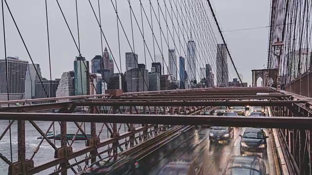 美国纽约，布鲁克林大桥和曼哈顿天际线上的交通