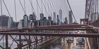美国纽约，布鲁克林大桥和曼哈顿天际线上的交通