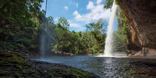 这是泰国Khao Yai国家公园森林深处的一个美丽瀑布。