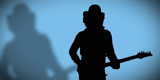 戴着帽子，带着影子的酷摇滚吉他手正在蓝色背景上弹奏电吉他