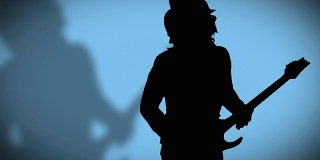 戴着帽子，带着影子的酷摇滚吉他手正在蓝色背景上弹奏电吉他