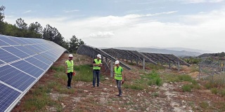 工程师们握手，在太阳能发电站开会
