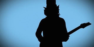 戴着帽子的酷摇滚吉他手正在蓝色背景上弹奏电吉他