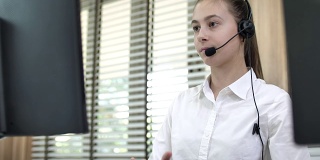 呼叫中心的客户支持人员戴耳机